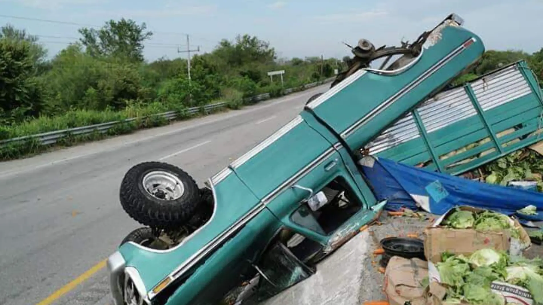 Así quedó la camioneta volcada